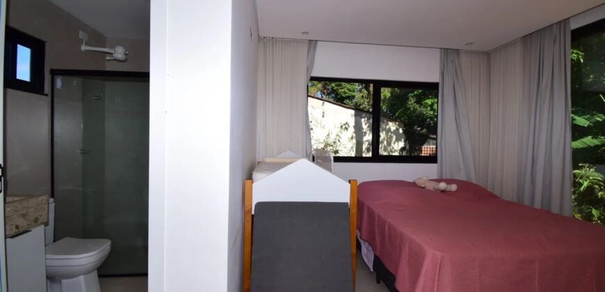 Excelente oportunidade no Condomínio Ouro Vermelho I, no bairro JARDIM BOTÂNICO, em Brasília (DF). Esta casa padrão de 100m² combina conforto e estilo, com um dormitório, suíte e vaga de garagem, ideal para quem busca praticidade e uma vida tranquila em uma localização privilegiada. Aproveite o melhor da cidade com infraestrutura completa e um ambiente acolhedor para toda a família.