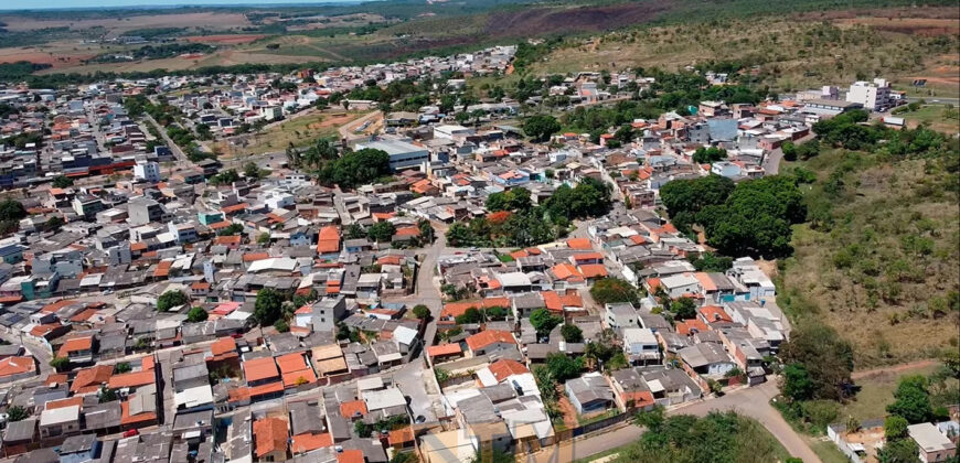 EXCELENTE OPORTUNIDADE! IMÓVEL UNICO ! LOTE DE APROXIMADAMENTE 1.000 METROS NA CIDADE, COM 3 CASAS, NO BAIRRO MORRO AZUL, DE FRENTE AO CONDOMINIO ALTO MANGUEIRAL, PROXIMO AO SUPER ADEGA, AO ULTRABOX EM SÃO SEBASTIÃO/DF.