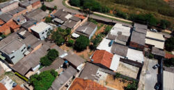 EXCELENTE OPORTUNIDADE! IMÓVEL UNICO ! LOTE DE APROXIMADAMENTE 1.000 METROS NA CIDADE, COM 3 CASAS, NO BAIRRO MORRO AZUL, DE FRENTE AO CONDOMINIO ALTO MANGUEIRAL, PROXIMO AO SUPER ADEGA, AO ULTRABOX EM SÃO SEBASTIÃO/DF.