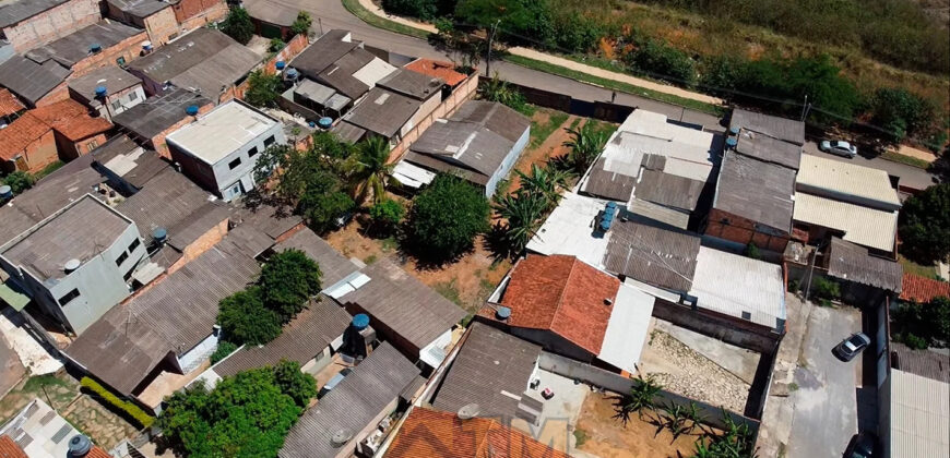 EXCELENTE OPORTUNIDADE! IMÓVEL UNICO ! LOTE DE APROXIMADAMENTE 1.000 METROS NA CIDADE, COM 3 CASAS, NO BAIRRO MORRO AZUL, DE FRENTE AO CONDOMINIO ALTO MANGUEIRAL, PROXIMO AO SUPER ADEGA, AO ULTRABOX EM SÃO SEBASTIÃO/DF.