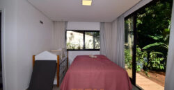 Excelente oportunidade no Condomínio Ouro Vermelho I, no bairro JARDIM BOTÂNICO, em Brasília (DF). Esta casa padrão de 100m² combina conforto e estilo, com um dormitório, suíte e vaga de garagem, ideal para quem busca praticidade e uma vida tranquila em uma localização privilegiada. Aproveite o melhor da cidade com infraestrutura completa e um ambiente acolhedor para toda a família.