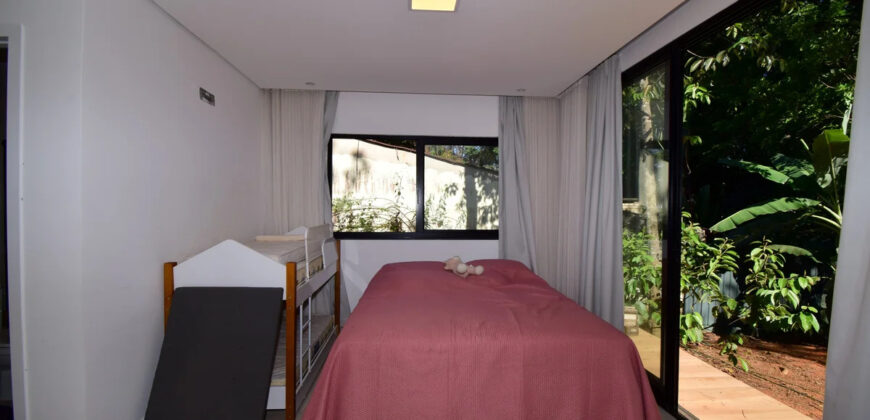 Excelente oportunidade no Condomínio Ouro Vermelho I, no bairro JARDIM BOTÂNICO, em Brasília (DF). Esta casa padrão de 100m² combina conforto e estilo, com um dormitório, suíte e vaga de garagem, ideal para quem busca praticidade e uma vida tranquila em uma localização privilegiada. Aproveite o melhor da cidade com infraestrutura completa e um ambiente acolhedor para toda a família.