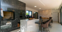 Excelente oportunidade no Condomínio Ouro Vermelho I, no bairro JARDIM BOTÂNICO, em Brasília (DF). Esta casa padrão de 100m² combina conforto e estilo, com um dormitório, suíte e vaga de garagem, ideal para quem busca praticidade e uma vida tranquila em uma localização privilegiada. Aproveite o melhor da cidade com infraestrutura completa e um ambiente acolhedor para toda a família.