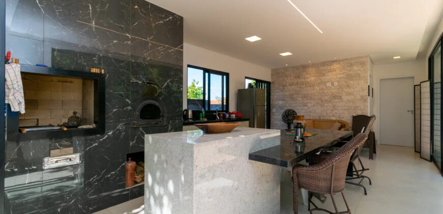 Excelente oportunidade no Condomínio Ouro Vermelho I, no bairro JARDIM BOTÂNICO, em Brasília (DF). Esta casa padrão de 100m² combina conforto e estilo, com um dormitório, suíte e vaga de garagem, ideal para quem busca praticidade e uma vida tranquila em uma localização privilegiada. Aproveite o melhor da cidade com infraestrutura completa e um ambiente acolhedor para toda a família.