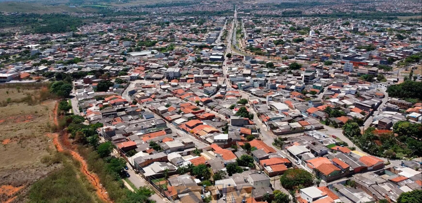 EXCELENTE OPORTUNIDADE! IMÓVEL UNICO ! LOTE DE APROXIMADAMENTE 1.000 METROS NA CIDADE, COM 3 CASAS, NO BAIRRO MORRO AZUL, DE FRENTE AO CONDOMINIO ALTO MANGUEIRAL, PROXIMO AO SUPER ADEGA, AO ULTRABOX EM SÃO SEBASTIÃO/DF.