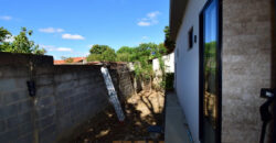 Excelente oportunidade no Condomínio Ouro Vermelho I, no bairro JARDIM BOTÂNICO, em Brasília (DF). Esta casa padrão de 100m² combina conforto e estilo, com um dormitório, suíte e vaga de garagem, ideal para quem busca praticidade e uma vida tranquila em uma localização privilegiada. Aproveite o melhor da cidade com infraestrutura completa e um ambiente acolhedor para toda a família.