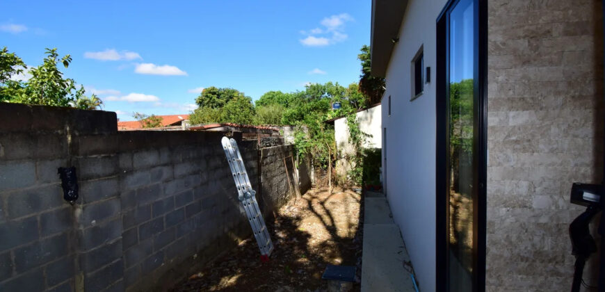 Excelente oportunidade no Condomínio Ouro Vermelho I, no bairro JARDIM BOTÂNICO, em Brasília (DF). Esta casa padrão de 100m² combina conforto e estilo, com um dormitório, suíte e vaga de garagem, ideal para quem busca praticidade e uma vida tranquila em uma localização privilegiada. Aproveite o melhor da cidade com infraestrutura completa e um ambiente acolhedor para toda a família.