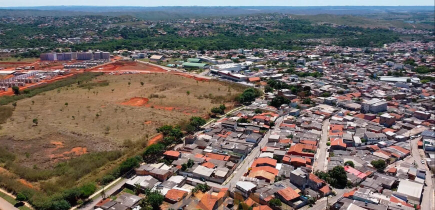 EXCELENTE OPORTUNIDADE! IMÓVEL UNICO ! LOTE DE APROXIMADAMENTE 1.000 METROS NA CIDADE, COM 3 CASAS, NO BAIRRO MORRO AZUL, DE FRENTE AO CONDOMINIO ALTO MANGUEIRAL, PROXIMO AO SUPER ADEGA, AO ULTRABOX EM SÃO SEBASTIÃO/DF.