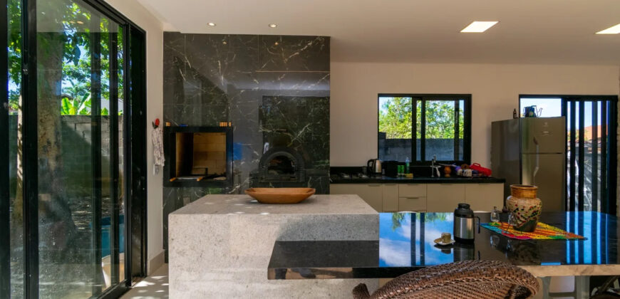 Excelente oportunidade no Condomínio Ouro Vermelho I, no bairro JARDIM BOTÂNICO, em Brasília (DF). Esta casa padrão de 100m² combina conforto e estilo, com um dormitório, suíte e vaga de garagem, ideal para quem busca praticidade e uma vida tranquila em uma localização privilegiada. Aproveite o melhor da cidade com infraestrutura completa e um ambiente acolhedor para toda a família.