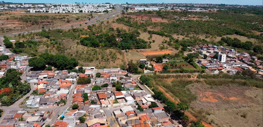 EXCELENTE OPORTUNIDADE! IMÓVEL UNICO ! LOTE DE APROXIMADAMENTE 1.000 METROS NA CIDADE, COM 3 CASAS, NO BAIRRO MORRO AZUL, DE FRENTE AO CONDOMINIO ALTO MANGUEIRAL, PROXIMO AO SUPER ADEGA, AO ULTRABOX EM SÃO SEBASTIÃO/DF.
