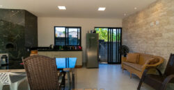 Excelente oportunidade no Condomínio Ouro Vermelho I, no bairro JARDIM BOTÂNICO, em Brasília (DF). Esta casa padrão de 100m² combina conforto e estilo, com um dormitório, suíte e vaga de garagem, ideal para quem busca praticidade e uma vida tranquila em uma localização privilegiada. Aproveite o melhor da cidade com infraestrutura completa e um ambiente acolhedor para toda a família.