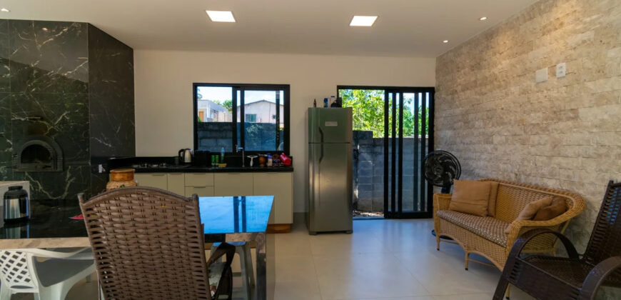 Excelente oportunidade no Condomínio Ouro Vermelho I, no bairro JARDIM BOTÂNICO, em Brasília (DF). Esta casa padrão de 100m² combina conforto e estilo, com um dormitório, suíte e vaga de garagem, ideal para quem busca praticidade e uma vida tranquila em uma localização privilegiada. Aproveite o melhor da cidade com infraestrutura completa e um ambiente acolhedor para toda a família.