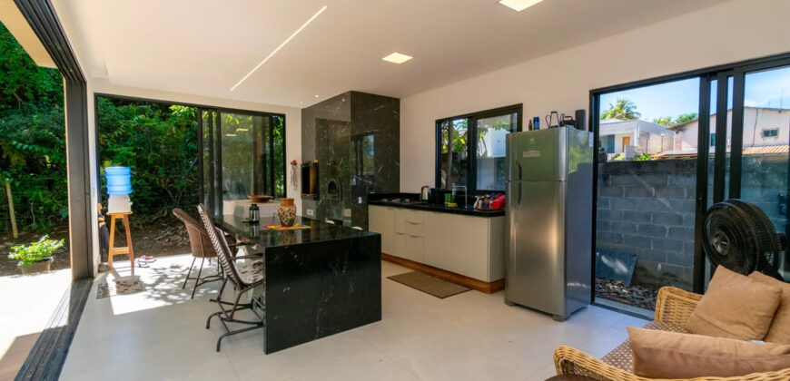 Excelente oportunidade no Condomínio Ouro Vermelho I, no bairro JARDIM BOTÂNICO, em Brasília (DF). Esta casa padrão de 100m² combina conforto e estilo, com um dormitório, suíte e vaga de garagem, ideal para quem busca praticidade e uma vida tranquila em uma localização privilegiada. Aproveite o melhor da cidade com infraestrutura completa e um ambiente acolhedor para toda a família.