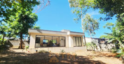 Excelente oportunidade no Condomínio Ouro Vermelho I, no bairro JARDIM BOTÂNICO, em Brasília (DF). Esta casa padrão de 100m² combina conforto e estilo, com um dormitório, suíte e vaga de garagem, ideal para quem busca praticidade e uma vida tranquila em uma localização privilegiada. Aproveite o melhor da cidade com infraestrutura completa e um ambiente acolhedor para toda a família.