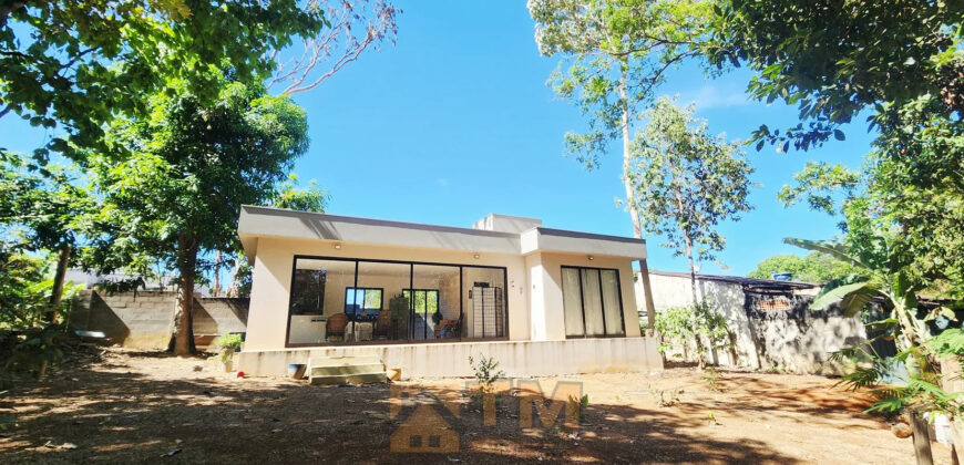 Excelente oportunidade no Condomínio Ouro Vermelho I, no bairro JARDIM BOTÂNICO, em Brasília (DF). Esta casa padrão de 100m² combina conforto e estilo, com um dormitório, suíte e vaga de garagem, ideal para quem busca praticidade e uma vida tranquila em uma localização privilegiada. Aproveite o melhor da cidade com infraestrutura completa e um ambiente acolhedor para toda a família.