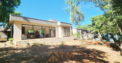 Excelente oportunidade no Condomínio Ouro Vermelho I, no bairro JARDIM BOTÂNICO, em Brasília (DF). Esta casa padrão de 100m² combina conforto e estilo, com um dormitório, suíte e vaga de garagem, ideal para quem busca praticidade e uma vida tranquila em uma localização privilegiada. Aproveite o melhor da cidade com infraestrutura completa e um ambiente acolhedor para toda a família.