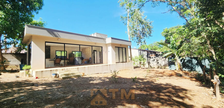 Excelente oportunidade no Condomínio Ouro Vermelho I, no bairro JARDIM BOTÂNICO, em Brasília (DF). Esta casa padrão de 100m² combina conforto e estilo, com um dormitório, suíte e vaga de garagem, ideal para quem busca praticidade e uma vida tranquila em uma localização privilegiada. Aproveite o melhor da cidade com infraestrutura completa e um ambiente acolhedor para toda a família.