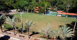 Excelente oportunidade no Condomínio Ouro Vermelho I, no bairro JARDIM BOTÂNICO, em Brasília (DF). Esta casa padrão de 100m² combina conforto e estilo, com um dormitório, suíte e vaga de garagem, ideal para quem busca praticidade e uma vida tranquila em uma localização privilegiada. Aproveite o melhor da cidade com infraestrutura completa e um ambiente acolhedor para toda a família.