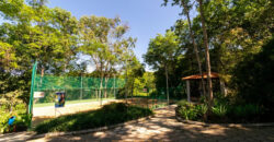 Excelente oportunidade no Condomínio Ouro Vermelho I, no bairro JARDIM BOTÂNICO, em Brasília (DF). Esta casa padrão de 100m² combina conforto e estilo, com um dormitório, suíte e vaga de garagem, ideal para quem busca praticidade e uma vida tranquila em uma localização privilegiada. Aproveite o melhor da cidade com infraestrutura completa e um ambiente acolhedor para toda a família.