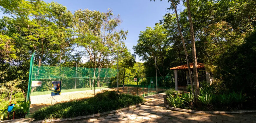 Excelente oportunidade no Condomínio Ouro Vermelho I, no bairro JARDIM BOTÂNICO, em Brasília (DF). Esta casa padrão de 100m² combina conforto e estilo, com um dormitório, suíte e vaga de garagem, ideal para quem busca praticidade e uma vida tranquila em uma localização privilegiada. Aproveite o melhor da cidade com infraestrutura completa e um ambiente acolhedor para toda a família.
