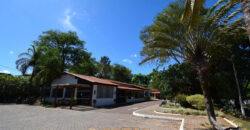 Excelente oportunidade no Condomínio Ouro Vermelho I, no bairro JARDIM BOTÂNICO, em Brasília (DF). Esta casa padrão de 100m² combina conforto e estilo, com um dormitório, suíte e vaga de garagem, ideal para quem busca praticidade e uma vida tranquila em uma localização privilegiada. Aproveite o melhor da cidade com infraestrutura completa e um ambiente acolhedor para toda a família.