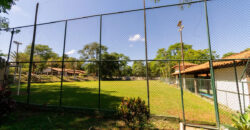 Excelente oportunidade no Condomínio Ouro Vermelho I, no bairro JARDIM BOTÂNICO, em Brasília (DF). Esta casa padrão de 100m² combina conforto e estilo, com um dormitório, suíte e vaga de garagem, ideal para quem busca praticidade e uma vida tranquila em uma localização privilegiada. Aproveite o melhor da cidade com infraestrutura completa e um ambiente acolhedor para toda a família.