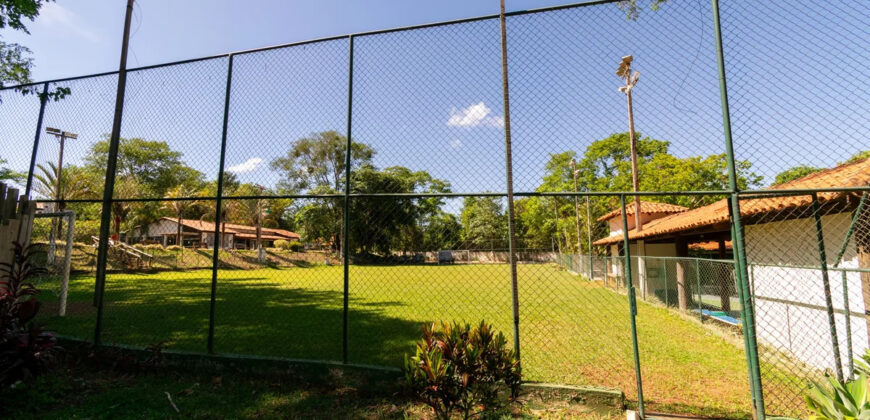 Excelente oportunidade no Condomínio Ouro Vermelho I, no bairro JARDIM BOTÂNICO, em Brasília (DF). Esta casa padrão de 100m² combina conforto e estilo, com um dormitório, suíte e vaga de garagem, ideal para quem busca praticidade e uma vida tranquila em uma localização privilegiada. Aproveite o melhor da cidade com infraestrutura completa e um ambiente acolhedor para toda a família.
