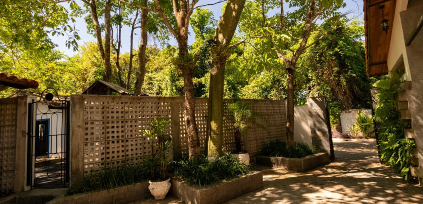 Excelente oportunidade no Condomínio Ouro Vermelho I, no bairro JARDIM BOTÂNICO, em Brasília (DF). Esta casa padrão de 100m² combina conforto e estilo, com um dormitório, suíte e vaga de garagem, ideal para quem busca praticidade e uma vida tranquila em uma localização privilegiada. Aproveite o melhor da cidade com infraestrutura completa e um ambiente acolhedor para toda a família.