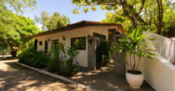 Excelente oportunidade no Condomínio Ouro Vermelho I, no bairro JARDIM BOTÂNICO, em Brasília (DF). Esta casa padrão de 100m² combina conforto e estilo, com um dormitório, suíte e vaga de garagem, ideal para quem busca praticidade e uma vida tranquila em uma localização privilegiada. Aproveite o melhor da cidade com infraestrutura completa e um ambiente acolhedor para toda a família.