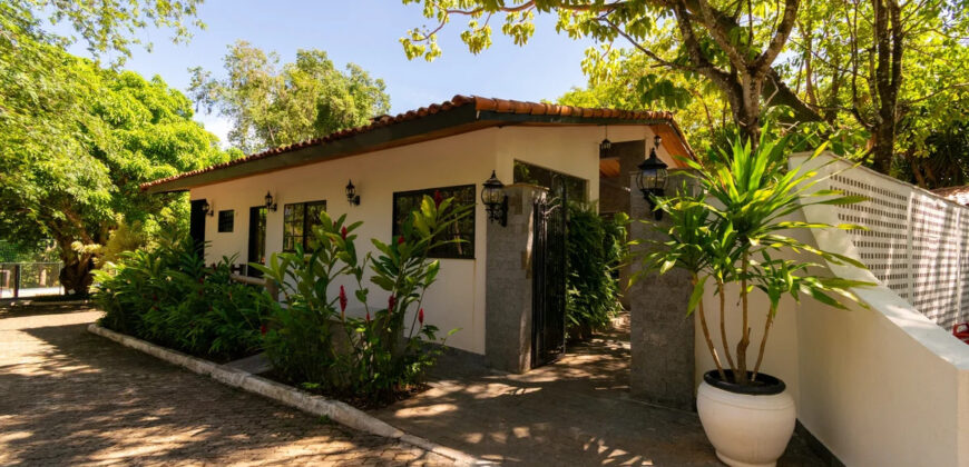 Excelente oportunidade no Condomínio Ouro Vermelho I, no bairro JARDIM BOTÂNICO, em Brasília (DF). Esta casa padrão de 100m² combina conforto e estilo, com um dormitório, suíte e vaga de garagem, ideal para quem busca praticidade e uma vida tranquila em uma localização privilegiada. Aproveite o melhor da cidade com infraestrutura completa e um ambiente acolhedor para toda a família.