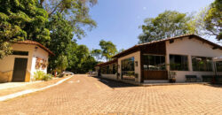 Excelente oportunidade no Condomínio Ouro Vermelho I, no bairro JARDIM BOTÂNICO, em Brasília (DF). Esta casa padrão de 100m² combina conforto e estilo, com um dormitório, suíte e vaga de garagem, ideal para quem busca praticidade e uma vida tranquila em uma localização privilegiada. Aproveite o melhor da cidade com infraestrutura completa e um ambiente acolhedor para toda a família.