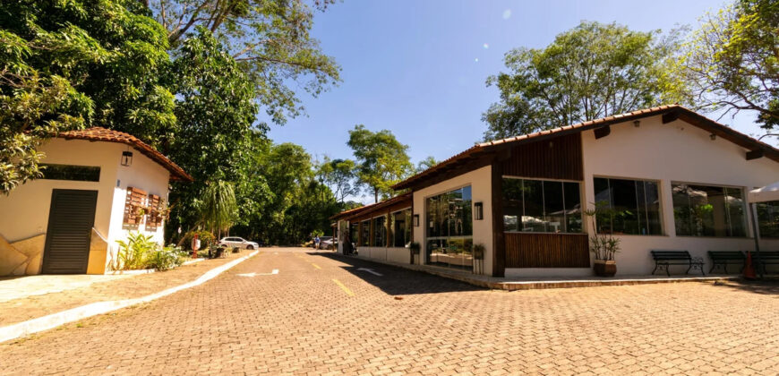 Excelente oportunidade no Condomínio Ouro Vermelho I, no bairro JARDIM BOTÂNICO, em Brasília (DF). Esta casa padrão de 100m² combina conforto e estilo, com um dormitório, suíte e vaga de garagem, ideal para quem busca praticidade e uma vida tranquila em uma localização privilegiada. Aproveite o melhor da cidade com infraestrutura completa e um ambiente acolhedor para toda a família.