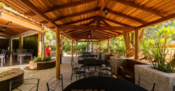 Excelente oportunidade no Condomínio Ouro Vermelho I, no bairro JARDIM BOTÂNICO, em Brasília (DF). Esta casa padrão de 100m² combina conforto e estilo, com um dormitório, suíte e vaga de garagem, ideal para quem busca praticidade e uma vida tranquila em uma localização privilegiada. Aproveite o melhor da cidade com infraestrutura completa e um ambiente acolhedor para toda a família.