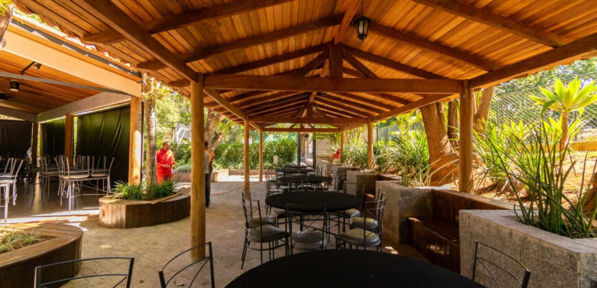 Excelente oportunidade no Condomínio Ouro Vermelho I, no bairro JARDIM BOTÂNICO, em Brasília (DF). Esta casa padrão de 100m² combina conforto e estilo, com um dormitório, suíte e vaga de garagem, ideal para quem busca praticidade e uma vida tranquila em uma localização privilegiada. Aproveite o melhor da cidade com infraestrutura completa e um ambiente acolhedor para toda a família.