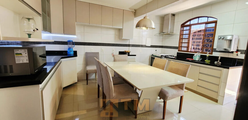 Excelente Casa com 3 Quartos, Suites, Armários Planejados, Toda na Laje, localizada no Bairro Residencial do Bosque, em São Sebastião/DF.