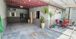 CASA COM 3 QUARTOS, SUITE, PERTO DE PARADA E COMERCIO EM SAMAMBAIA SUL NA QR 502, NO DISTRITO FEDERAL.