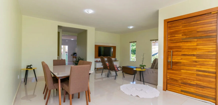 Conquiste seu novo lar no Condomínio Ouro Vermelho I, no bairro Jardim Botânico, em Brasília. Uma linda casa de 320m², moderna e espaçosa, que une conforto, praticidade e um estilo de vida exclusivo para você e sua família. Aproveite o melhor de morar em uma residência com amplas suítes e uma infraestrutura completa de lazer.