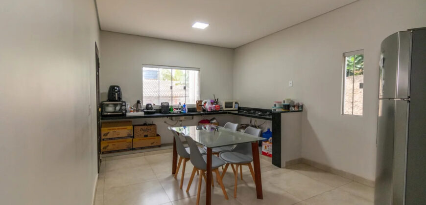 EXCELENTE CASA MAIS UMA KIT NOS FUNDOS, EM CONDOMÍNIO. REGIÃO DO TORORÓ JARDIM BOTÂNICO/DF. CONDOMINIO PERTO DA BR 140, COM FÁCIL ACESSO!