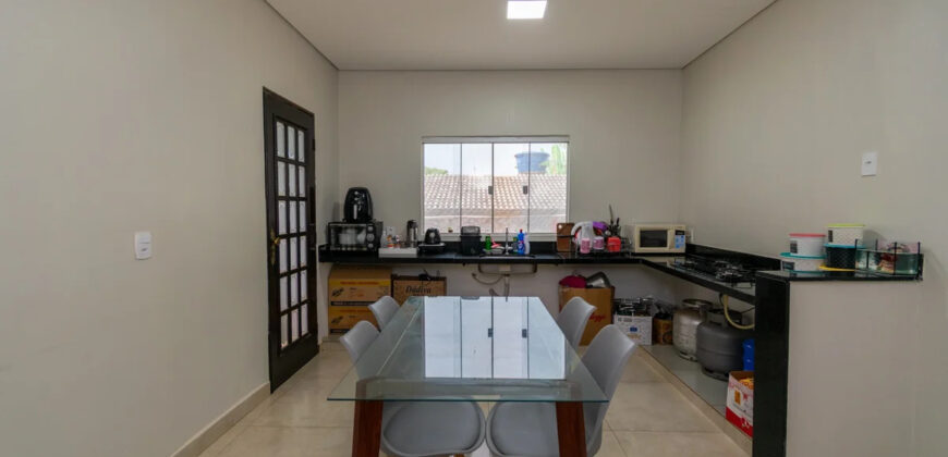 EXCELENTE CASA MAIS UMA KIT NOS FUNDOS, EM CONDOMÍNIO. REGIÃO DO TORORÓ JARDIM BOTÂNICO/DF. CONDOMINIO PERTO DA BR 140, COM FÁCIL ACESSO!