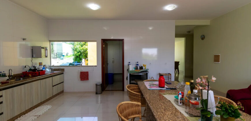 Conquiste seu novo lar no Condomínio Ouro Vermelho I, no bairro Jardim Botânico, em Brasília. Uma linda casa de 320m², moderna e espaçosa, que une conforto, praticidade e um estilo de vida exclusivo para você e sua família. Aproveite o melhor de morar em uma residência com amplas suítes e uma infraestrutura completa de lazer.