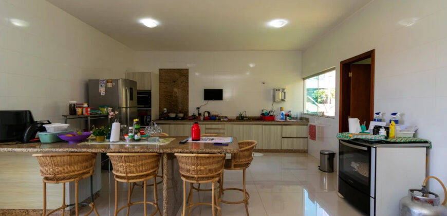 Conquiste seu novo lar no Condomínio Ouro Vermelho I, no bairro Jardim Botânico, em Brasília. Uma linda casa de 320m², moderna e espaçosa, que une conforto, praticidade e um estilo de vida exclusivo para você e sua família. Aproveite o melhor de morar em uma residência com amplas suítes e uma infraestrutura completa de lazer.