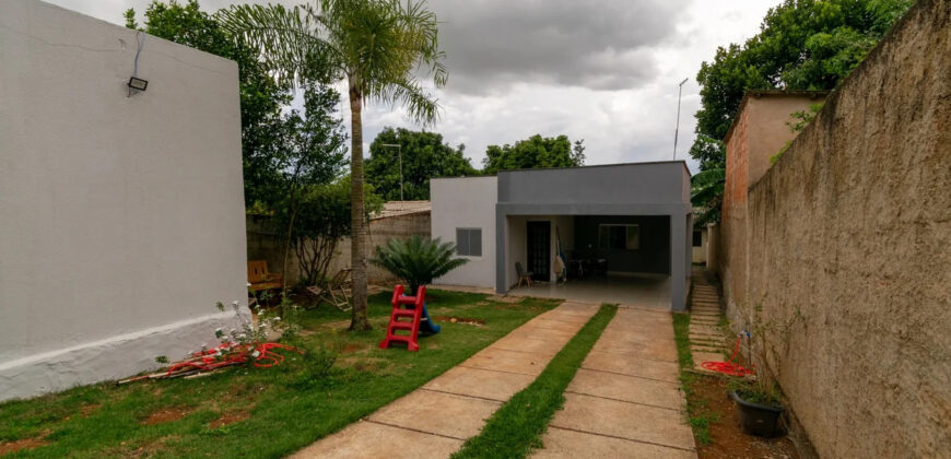EXCELENTE CASA MAIS UMA KIT NOS FUNDOS, EM CONDOMÍNIO. REGIÃO DO TORORÓ JARDIM BOTÂNICO/DF. CONDOMINIO PERTO DA BR 140, COM FÁCIL ACESSO!