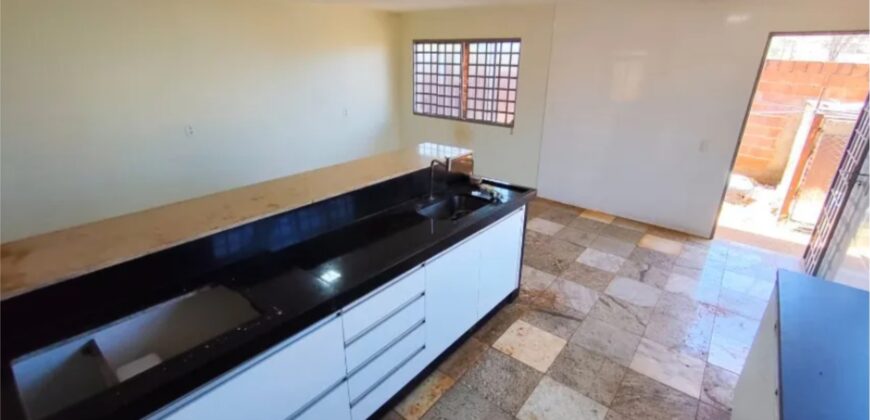 SOBRADO COM LOTÃO DE 300 METROS, BAIRRO MORRO DA CRUZ, EM SÃO SEBASTIÃO/DF.