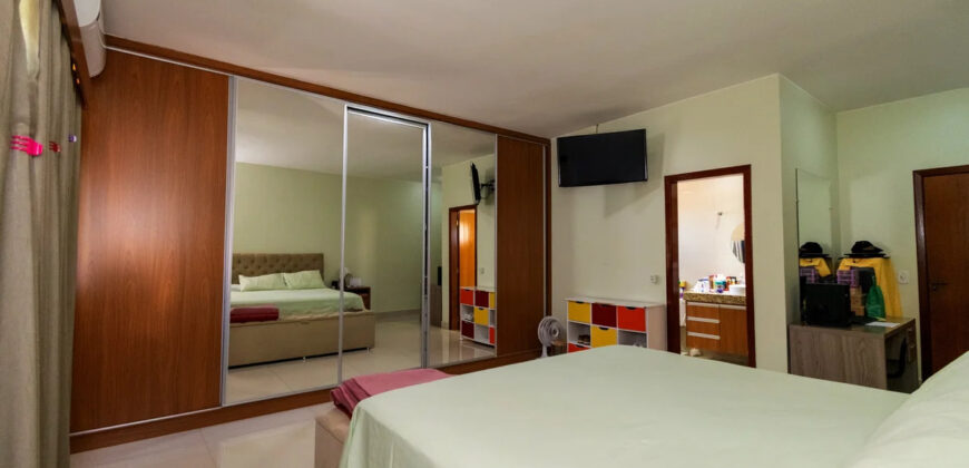 Conquiste seu novo lar no Condomínio Ouro Vermelho I, no bairro Jardim Botânico, em Brasília. Uma linda casa de 320m², moderna e espaçosa, que une conforto, praticidade e um estilo de vida exclusivo para você e sua família. Aproveite o melhor de morar em uma residência com amplas suítes e uma infraestrutura completa de lazer.