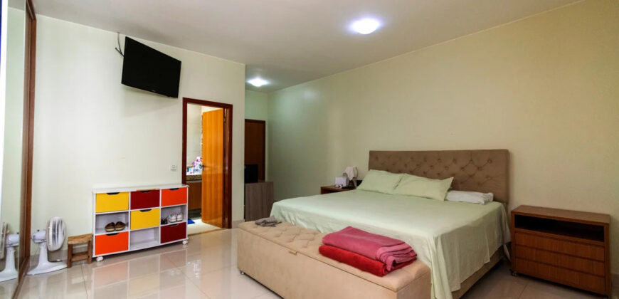 Conquiste seu novo lar no Condomínio Ouro Vermelho I, no bairro Jardim Botânico, em Brasília. Uma linda casa de 320m², moderna e espaçosa, que une conforto, praticidade e um estilo de vida exclusivo para você e sua família. Aproveite o melhor de morar em uma residência com amplas suítes e uma infraestrutura completa de lazer.