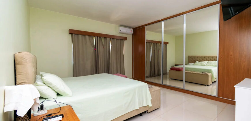 Conquiste seu novo lar no Condomínio Ouro Vermelho I, no bairro Jardim Botânico, em Brasília. Uma linda casa de 320m², moderna e espaçosa, que une conforto, praticidade e um estilo de vida exclusivo para você e sua família. Aproveite o melhor de morar em uma residência com amplas suítes e uma infraestrutura completa de lazer.