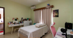 Conquiste seu novo lar no Condomínio Ouro Vermelho I, no bairro Jardim Botânico, em Brasília. Uma linda casa de 320m², moderna e espaçosa, que une conforto, praticidade e um estilo de vida exclusivo para você e sua família. Aproveite o melhor de morar em uma residência com amplas suítes e uma infraestrutura completa de lazer.