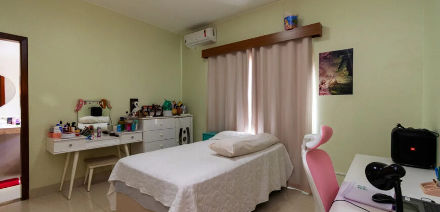 Conquiste seu novo lar no Condomínio Ouro Vermelho I, no bairro Jardim Botânico, em Brasília. Uma linda casa de 320m², moderna e espaçosa, que une conforto, praticidade e um estilo de vida exclusivo para você e sua família. Aproveite o melhor de morar em uma residência com amplas suítes e uma infraestrutura completa de lazer.