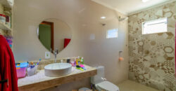 Conquiste seu novo lar no Condomínio Ouro Vermelho I, no bairro Jardim Botânico, em Brasília. Uma linda casa de 320m², moderna e espaçosa, que une conforto, praticidade e um estilo de vida exclusivo para você e sua família. Aproveite o melhor de morar em uma residência com amplas suítes e uma infraestrutura completa de lazer.