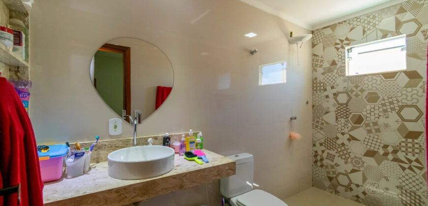 Conquiste seu novo lar no Condomínio Ouro Vermelho I, no bairro Jardim Botânico, em Brasília. Uma linda casa de 320m², moderna e espaçosa, que une conforto, praticidade e um estilo de vida exclusivo para você e sua família. Aproveite o melhor de morar em uma residência com amplas suítes e uma infraestrutura completa de lazer.